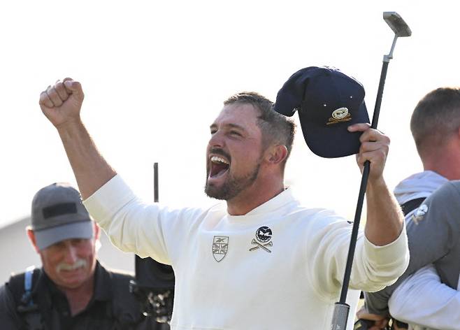 브라이슨 디섐보가 LIV 골프 코리아 우승을 확정한 뒤 기뻐하고 있다. (사진=AFPBBNews)