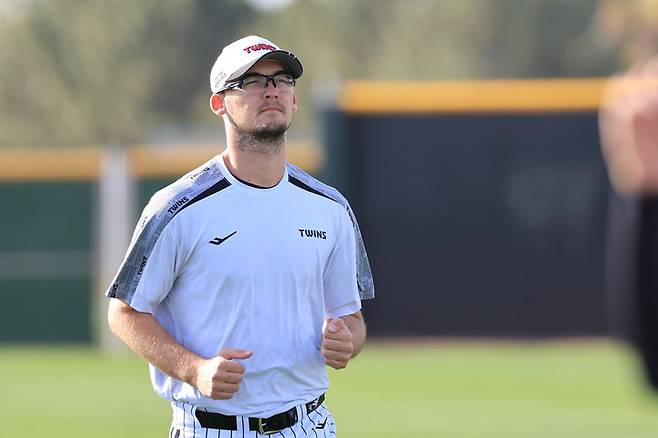 호주프로야구(ABL) 시드니 블루삭스 우완 투수&nbsp;코엔&nbsp;윈이 13일(현지시간) 미국 애리조나주 스코츠데일 인디언 스쿨 공원 야구장에서 열린 LG 트윈스 1차 스프링캠프에 초청 선수로 참가해 훈련하고 있다. 2025.2.14