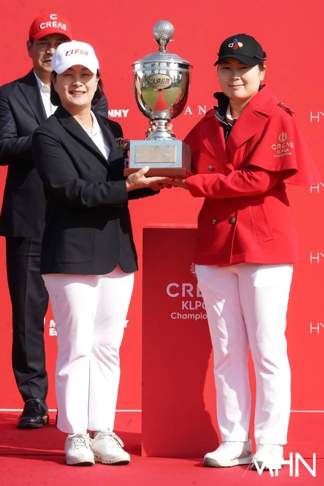 4일 KLPGA 챔피언십에서 우승을 차지한 홍정민이 김순희 수석부회장과 포즈를 취하고 있다.