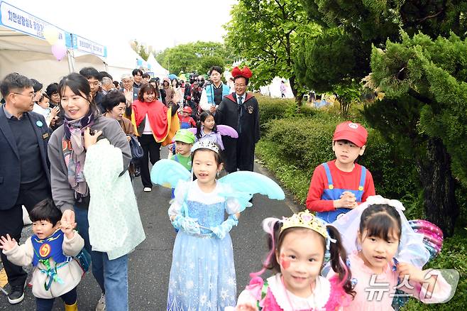 3일 전북자치도 완주군에서 열린 어린이날 행사에서 어린이들이 귀여운 복장을 하고 즐거운 시간을 보내고 있다.(완주군 제공, 재판매 및 DB금지)