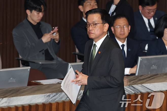 최상목 경제부총리 겸 기획재정부장관이 1일 오후 서울 여의도 국회에서 열린 본회의에서 2025년도 제1회 추가경정예산안이 통과되자 정부측 인사를 마친뒤 본회의장을 나서고 있다. 2025.5.1/뉴스1 ⓒ News1 이광호 기자