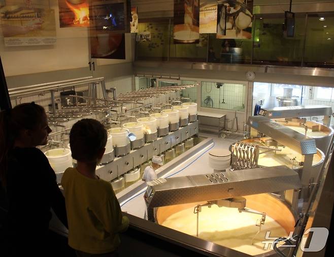 치즈가 만들어지는 전과정을 볼 수 있는 라 메종 뒤 그뤼에르(스위스정부관광청 제공)