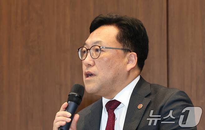 김병환 금융위원장이 3일 오후 서울 은행회관에서 열린 '한국은행-한국금융연구원 공동 정책 컨퍼런스' 특별 대담에서 발언하고 있다. 이번 컨퍼런스는 '부동산 신용집중: 현황, 문제점 그리고 개선 방안'을 주제로 진행됐다. 2025.4.3/뉴스1 ⓒ News1 장수영 기자