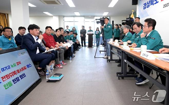 이철우 경북지사(오른쪽)가 안동 남후농공단지에서 열린 '전화위복(戰火爲福) 버스 현장회의'에서 피해기업 대표의 의견을 청취하고 있다.(경북도 제공. 재판매 및 DB 금지)