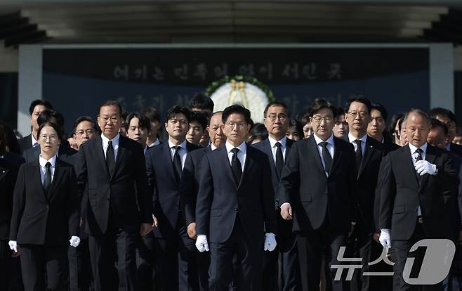 김문수 국민의힘 대통령 후보가 4일 오전 서울 동작구 국립서울현충원에서 당 지도부와 참배를 마친 뒤 현충탑을 나서고 있다. (공동취재) 2025.5.4/뉴스1 ⓒ News1 안은나 기자