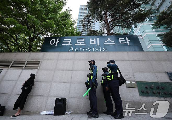 검찰이 30일 무속인 '건진법사' 전성배 씨의 청탁금지법 위반 혐의와 관련해 윤석열 전 대통령의 서초동 사저를 압수수색에 들어갔다. 검찰은 김건희 여사에게 선물로 전달된 다이아몬드 목걸이와 명품 가방 등의 의혹을 수사 중이다. 사진은 이날 오전 서울 서초구 아크로비스타 앞에 배치된 경찰 병력. 2025.4.30/뉴스1 ⓒ News1 김진환 기자