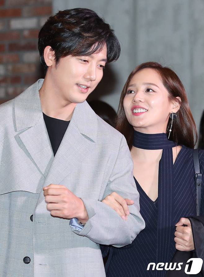 기태영, 유진(오른쪽) 부부. 2018.3.26./뉴스1 ⓒ News1 권현진 기자