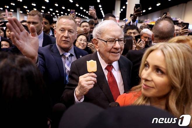 4일(현지시간) 오마하에서 열리고 있는 연례주총 현장에 들어서고 있는 워런 버핏, 손에 아스스크림을 들고 있다. ⓒ 로이터=뉴스1 ⓒ News1 박형기 기자