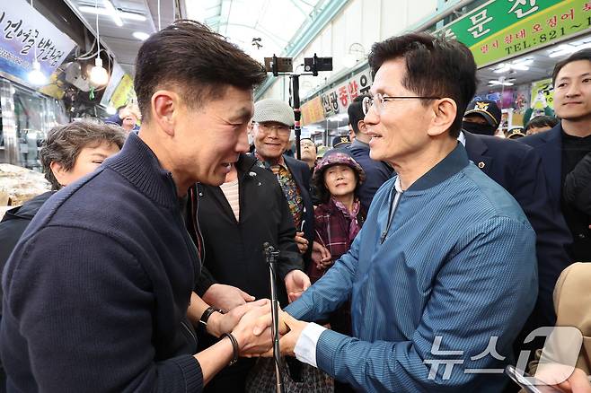 김문수 국민의힘 대통령 후보가 4일 오후 경기 의정부시 제일시장을 방문해 상인 및 시민들과 인사하고 있다. (공동취재) 2025.5.4/뉴스1 ⓒ News1 안은나 기자