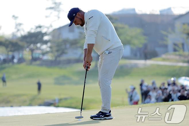 4일 인천 연수구 잭니클라우스 골프클럽에서 열린 LIV골프 코리아 파이널라운드에서 크러셔스 GC의 브라이슨 디섐보가 18번 홀에서 우승을 확정 짓는 퍼팅을 하고 있다. 크러셔스 GC의 찰스 하웰 3세는 2위, 스매시 GC의 테일러 구치가 3위를 차지했다. 2025.5.4/뉴스1 ⓒ News1 박정호 기자