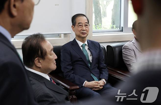 한덕수 무소속 대선 예비후보가 3일 오후 서울 영등포구 헌정회에서 정대철 헌정회장을 예방하며 대화를 나누고 있다. 2025.5.3/뉴스1 ⓒ News1 오대일 기자