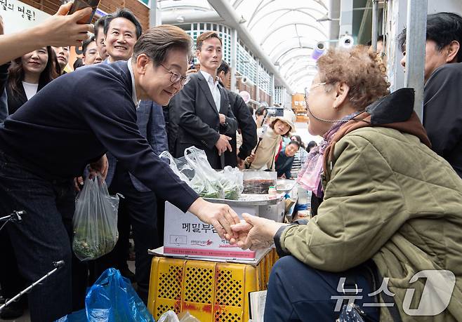 '골목골목 경청투어 : 단양팔경편'에 나선 이재명 더불어민주당 대통령 후보가 4일 오후 강원 영월군 영월서부시장에서 상인과 인사를 나누고 있다. 2025.5.4/뉴스1 ⓒ News1 이재명 기자