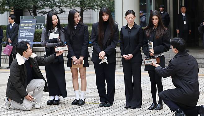 법정출석 마치고 질문에 답하는 뉴진스(NJZ). 2025.3.7 연합뉴스