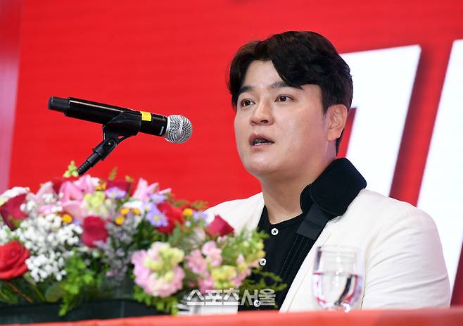 SSG 랜더스 추신수 구단주 보좌역이 취재진의 질문에 답을 하고 있다. 사진 | 박진업 기자 upandup@spotsseoul.com