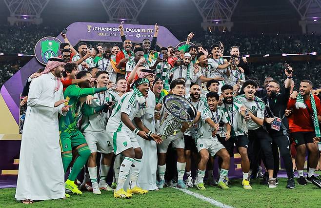 알아흘리 선수단이 4일(한국시간) 사우디아라비아 제다의 킹 압둘라 스포츠 시티에서 열린 2024~2025 ACLE 결승전 승리 후 세리머니하고 있다. 사진 | AFP 연합뉴스
