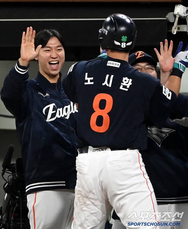 2일 광주KIA챔피언스필드에서 열린 한화와 KIA의 경기, 연장 11회초 한화 노시환이 솔로홈런을 치고 기쁨을 나누고 있다. 광주=허상욱 기자wook@sportschosun.com/2025.05.02/