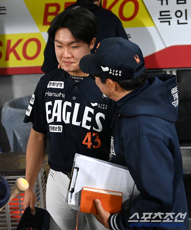 2일 광주KIA챔피언스필드에서 열린 한화와 KIA의 경기, 한화가 연장 승부 끝 3대2로 승리하며 5연승을 달렸다. 데뷔 첫 승을 거둔 정우주가 양상문 코치의 축라를 받고 있다. 광주=허상욱 기자wook@sportschosun.com/2025.05.02/