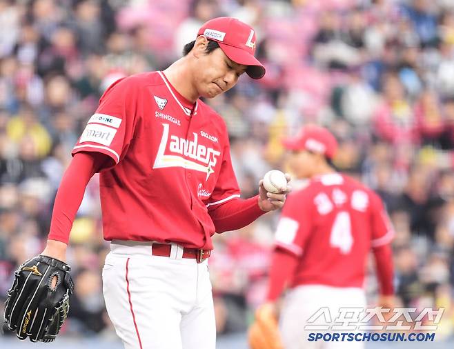 3일 잠실구장에서 열린 KBO리그 LG와 SSG의 경기. 3회 4실점을 허용한 SSG 김광현. 잠실=송정헌 기자songs@sportschosun.com/2025.05.03/