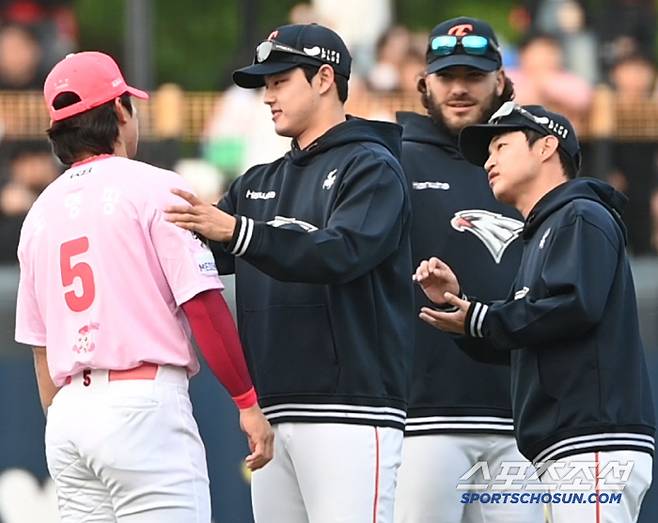 '운동 열심히 했네...' 친구의 어깨를 만져보는 다정한 손길