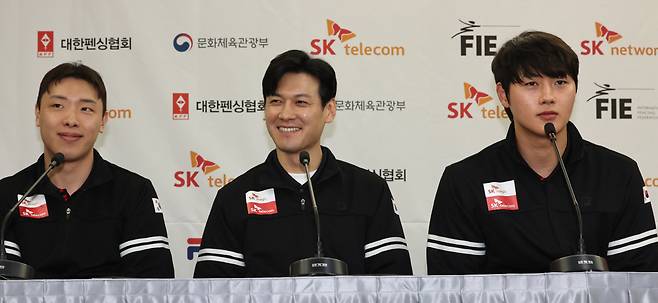 답30일 서울 송파구 올림픽파크텔에서 열린  '2025 서울 SK텔레콤 국제그랑프리' 미디어데이에서 오상욱이 취재진의 질문에 답하고 있다. 왼쪽부터 박상원, 구본길, 오상욱,<저작권자(c) 연합뉴스, 무단 전재-재배포, AI 학습 및 활용 금지>