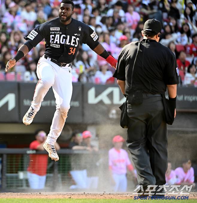 4일 광주KIA챔피언스필드에서 열린 한화와 KIA의 경기, 8회초 1사 만루 한화 이진영의 희생플라이때 3루주자 플로리얼이 홈으로 파고들어 세이프되고 있다.광주=허상욱 기자wook@sportschosun.com/2025.05.04/