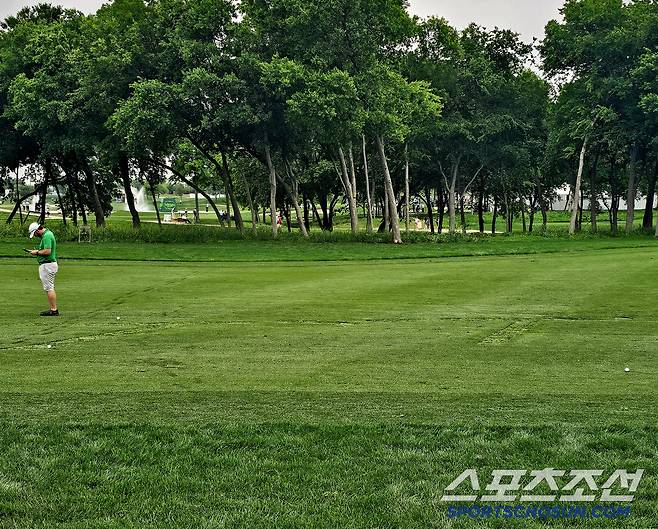 오른쪽 1개 공이 셰플러의 것. 뒤에 나란히 있는 공이 김시우와 스피스의 공. 사진=김용 기자