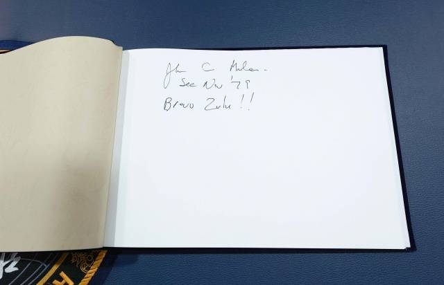 존 필린 미 해군성 장관은 지난달 30일 울산 HD현대중공업 사업장과 경남 거제 한화오션 사업장을 연이어 방문해 방명록에 ‘브라보 줄루(Bravo Zulu)’라고 적었다. 사진은 필린 장관이 HD현대중공업 정조대왕함에 승선해 서명한 방명록 모습. /HD현대