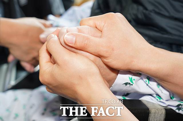 가정의 달을 맞이해 보험 선물이 고려되는 가운데 치매와 간병인 비용을 보장하거나 노인성 질환인 파킨슨병을 보장하는 보험들이 주목받고 있다. / 더팩트 DB