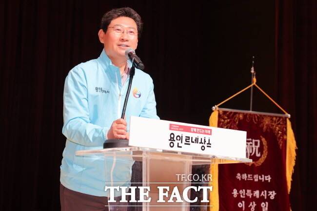 이상일 용인시장이 지난 3일 시청 에이스홀에서 열린 '2025년 용인시 어린이날 대축제' 개막식에 참석해 축사를 하고 있다./용인시