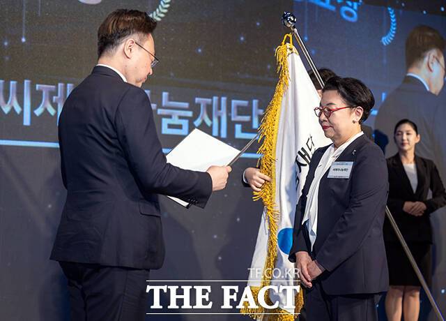 민희경 CJ사회공헌추진단장(오른쪽)이 2일 서울 중구 웨스틴조선 서울 호텔에서 열린 '제103회 어린이날 기념식'에서 조규홍 보건복지부 장관으로부터 아동복지 증진에 기여한 공로로 '대통령 표창'을 수상하고 있다. /CJ나눔재단