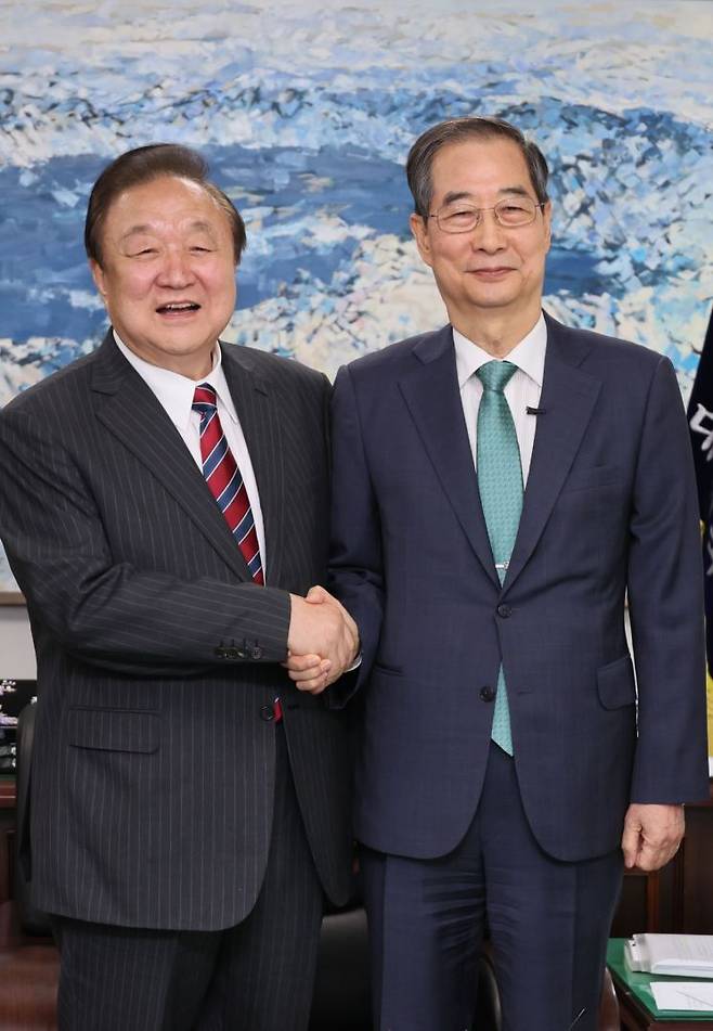 한덕수 전 국무총리가 3일 서울 여의도 국회 헌정기념관을 방문, 정대철 헌정회장과 악수하고 있다.  연합뉴스.