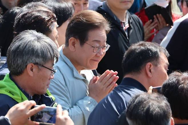 이재명 더불어민주당  대선후보가 대선을 한 달 앞둔 4일 '골목골목 경청투어 : 단양8경편' 첫 방문지인 경북 영주시 문정둔치에서 열린 한국선비문화축제장을 찾아 시민들에게 인사하고 있다. 연합뉴스