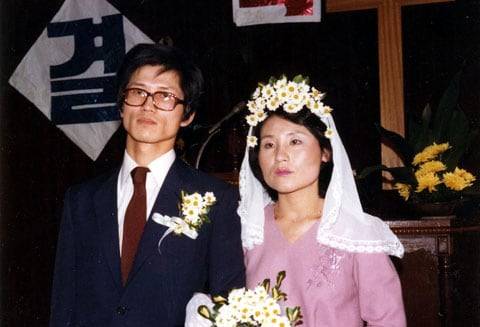 1981년 김문수 후보와 아내 설난영씨의 결혼식 사진. 당시 설씨는 웨딩드레스 대신 일상복을 입고 결혼식을 치렀다. 당시 결혼식을 가장한 불법 집회가 아닌지 감시하러 온 전경이 하객보다 더 많았다고 한다. /조선DB