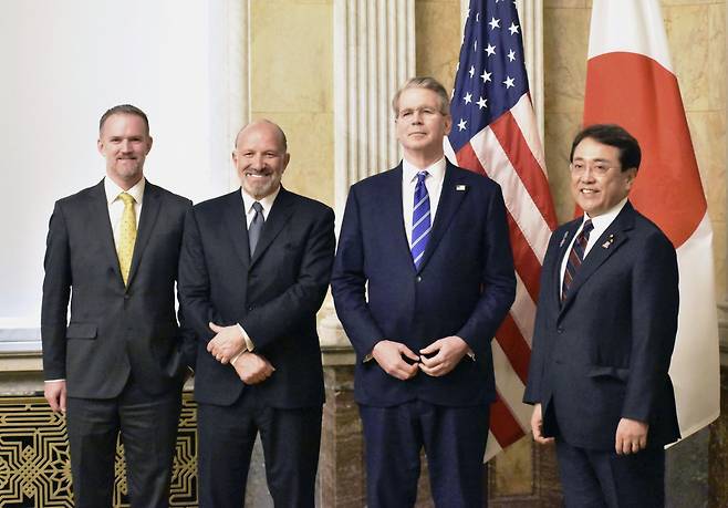 1일(현지시간) 미국 워싱턴DC에서 열린 미국과 일본 간 2차 관세 협상에서 양국 참가자들이 기념 촬영에 응하고 있다.  왼쪽부터 제이미슨 그리어 미국 무역대표부(USTR) 대표, 하워드 러트닉 미국 상무부 장관, 스콧 베선트 미국 재무부 장관, 아카자와 료세이 일본 경제재생상. /교도통신 연합뉴스