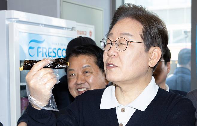 '골목골목 경청투어 : 단양팔경편'에 나선 이재명 더불어민주당 대통령 후보가 4일 오전 경북 예천군 도청 신도시에 위치한 김밥집을 찾아 음식을 맛보고 있다./뉴스1