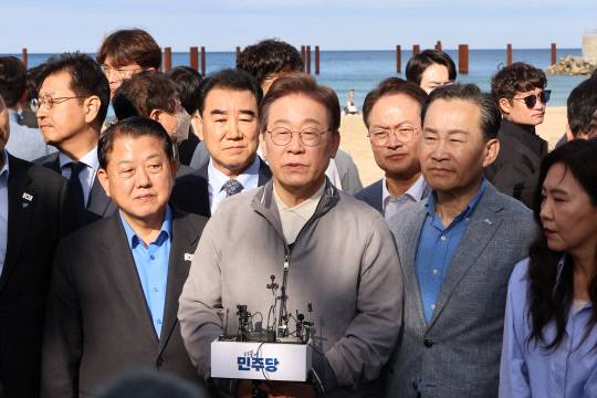 더불어민주당 이재명 대선 후보가 '골목골목 경청투어' 사흘째인 3일 강원도 삼척해수욕장을 찾아 도민들을 만난 뒤 국민의힘 김문수 대선 후보 선출과 관련한 취재진 질문에 답하고 있다. 연합뉴스