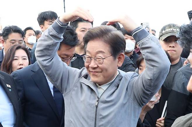 더불어민주당 이재명 대선 후보가 '골목골목 경청투어' 사흘째인 3일 강원도 동해안 지역의 민심을 공략하기 위해 삼척해수욕장을 찾아 도민들에게 손하트를 그리며 인사하고 있다. ⓒ연합뉴스