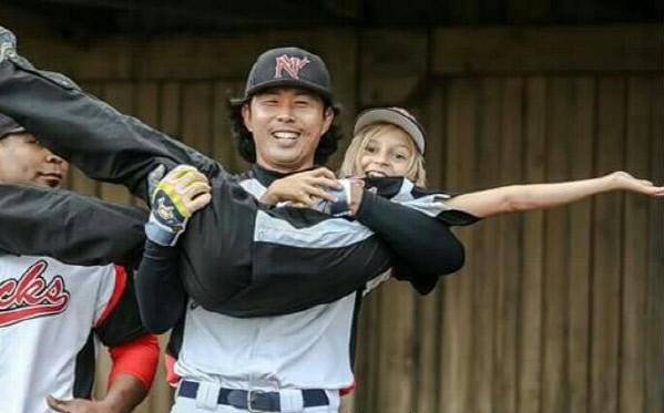 2015년 오스트리아 비너노이슈타트에서 뛰었던 최향남이 현지 팬을 들어올리며 활짝 웃고 있다. 최향남 제공