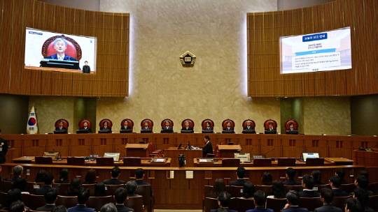 조희대 대법원장을 비롯한 대법관들이 1일 대법원에서 이재명 민주당 대선 후보의 공직선거법 위반 사건 상고심 선고를 위해 참석해 있다.연합뉴스