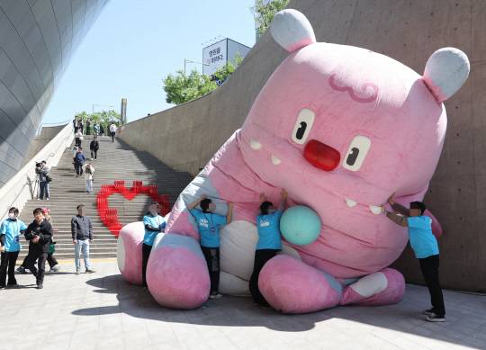 4일 서울 중구 동대문디자인플라자(DDP)에서 열린 'DDP 봄축제'에서 해치 조형물에 바람이 빠져 기울어지자 관계자들이 인형을 붙잡고 있다. *본 사진은 기사 본문과 무관함. [연합뉴스]