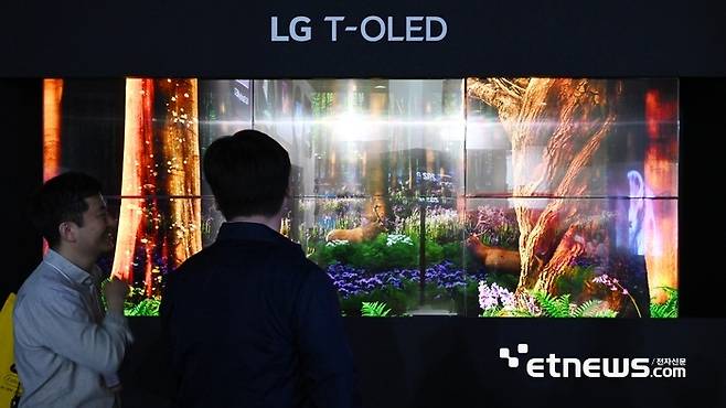 국내 최고 정보통신기술(ICT) 축제 월드IT쇼(WIS) 2025에서 참관객이 LG전자 T-OLED를 살펴보고 있다.이동근기자 foto@etnews.com