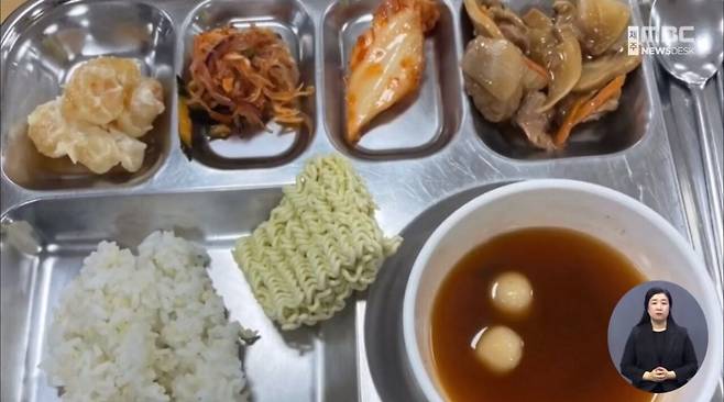 급식 메뉴로 생라면 제공한 고등학교 ㄷㄷㄷㄷ