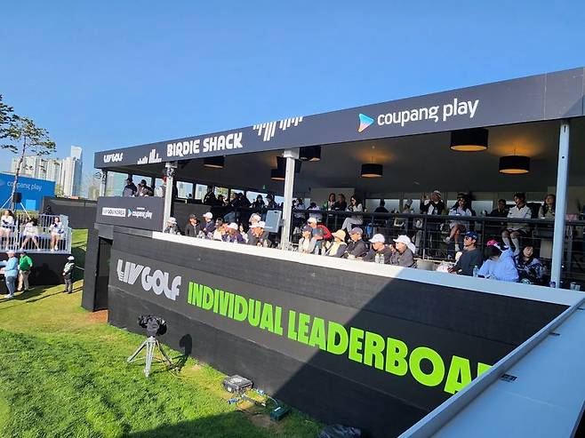 LIV 골프 8번 파티홀에서는 팬들이 바로 앞에서 소리쳐 응원하고 음식을 먹으며 선수들의 플레이를 지켜볼 수 있다. 사진=전상일 기자