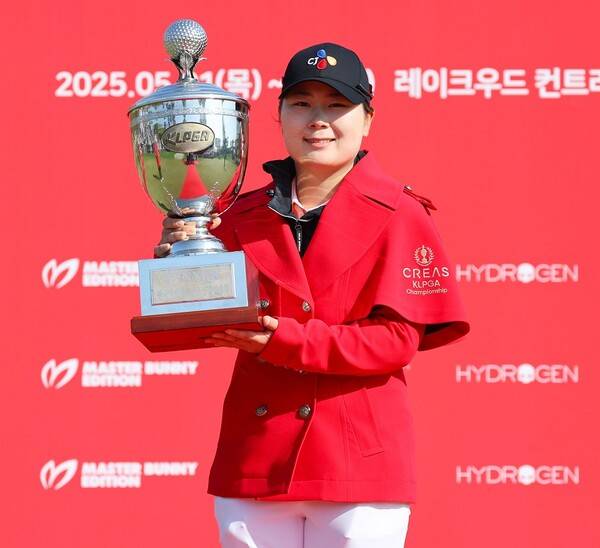 한국여자프로골프(KLPGA) 투어 2025시즌 첫 메이저 대회인 크리스에프앤씨 제47회 KLPGA 챔피언십 우승을 차지한 홍정민 프로가 우승 트로피를 들고 기념 촬영하는 모습이다. 사진제공=KLPGA