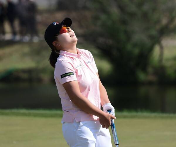한국여자프로골프(KLPGA) 투어 2025시즌 첫 메이저 대회인 크리스에프앤씨 제47회 KLPGA 챔피언십 우승을 차지한 홍정민 프로가 18번홀에서 우승을 확정한 뒤 안도해 하는 모습이다. 사진제공=KLPGA