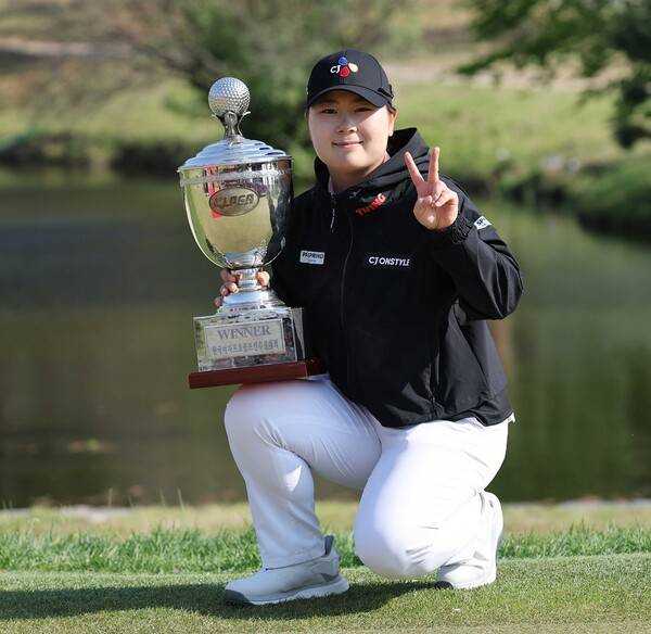 한국여자프로골프(KLPGA) 투어 2025시즌 첫 메이저 대회인 크리스에프앤씨 제47회 KLPGA 챔피언십 우승을 차지한 홍정민 프로가 우승 트로피를 들고 기념 촬영하는 모습이다. 사진제공=KLPGA
