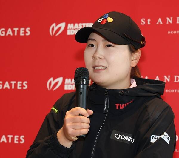 한국여자프로골프(KLPGA) 투어 2025시즌 첫 메이저 대회인 크리스에프앤씨 제47회 KLPGA 챔피언십 우승을 차지한 홍정민 프로가 우승 인터뷰 하는 모습이다. 사진제공=KLPGA