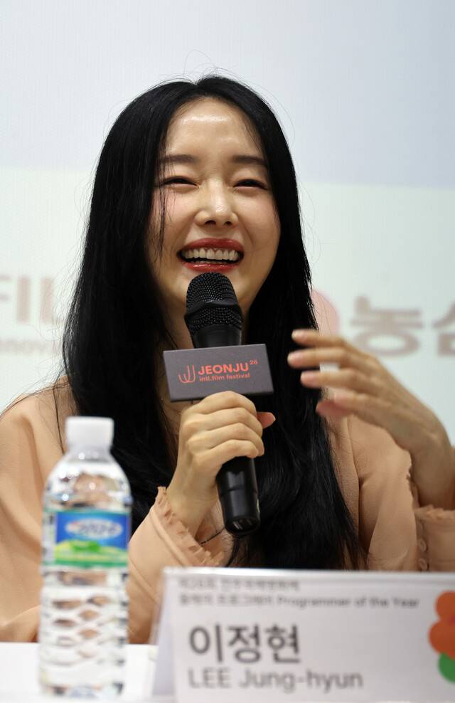 제26회 전주국제영화제 기간인 2일, 전북 전주시 완산구 전주중부비전센터에서 열린 ‘제이(J) 스페셜: 올해의 프로그래머’ 기자회견에서 배우 겸 감독 이정현이 기자들의 질문에 답하고 있다. 연합뉴스