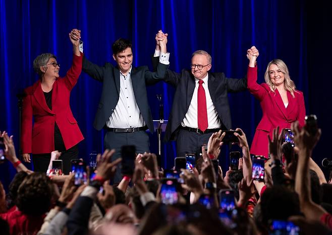 3일 앤서니 앨버니지 오스트레일리아 총리가 총선에서 노동당 승리를 확정한 뒤 지지자들에게 인사하고 있다. 신화 연합뉴스