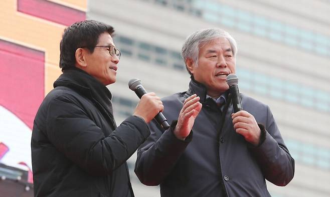 전광훈 사랑제일교회 목사가 2019년 12월25일 오후 서울 종로구 교보문고 앞에서 열린 ‘2019 자유 대한민국 전국 연합 성탄축제\'에서 발언하고 있다. 왼쪽은 김문수 국민의힘 대통령 후보. 연합뉴스